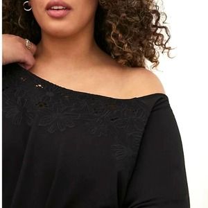 TORRID OFF SHOULDER EMBROIDERED SWEATSHIRT - FRENCH TERRY BLACK